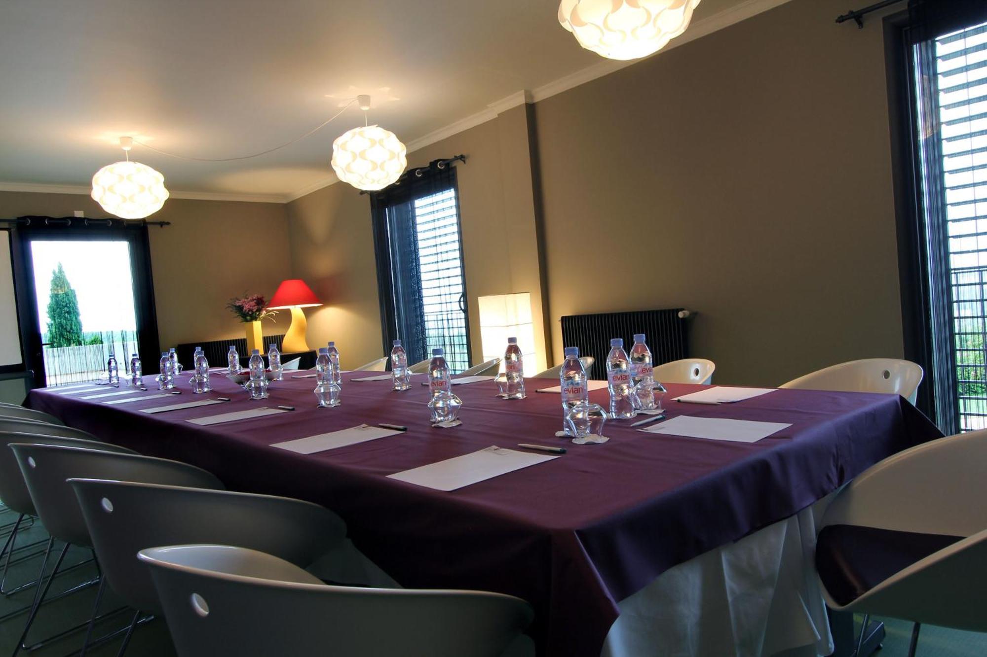 Hotel Restaurant La Montagne De Brancion Martailly-les-Brancion Бізнес фото